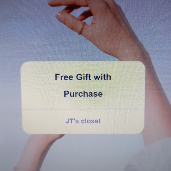 Meet your Posher, Jenn - Picture 4 of 4